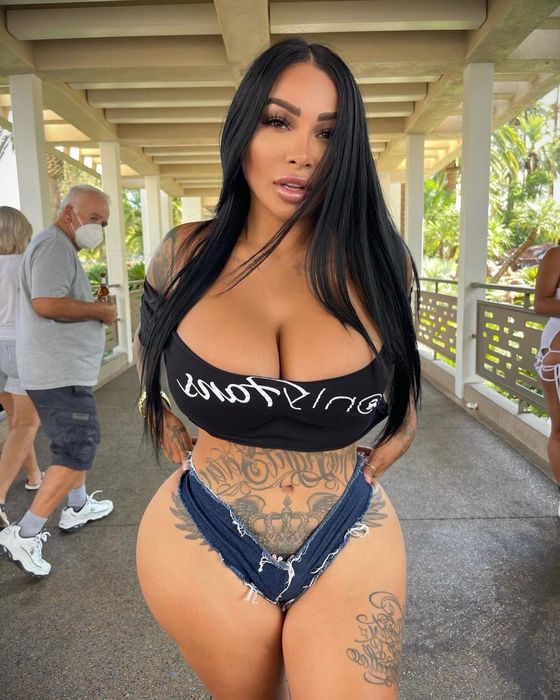 Model Brittanya Razavi